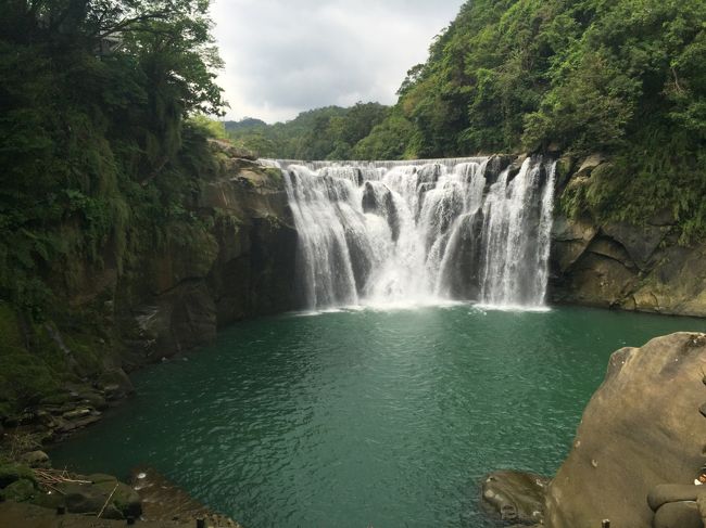 2015年台湾旅行記。<br />台湾総統府の月1回の一般公開日に合わせて台湾行きを検討。<br />ANA旅作でいろいろ検索したところ、<br />羽田-台北(松山)でエコノミーとビジネスがあまり変わらない価格で出ているのを発見。<br />頑張っている自分への天からのご褒美と勝手に解釈し、即予約。<br /><br />出発前の時期、仕事が忙しく細かい計画を立てられず。<br />行き当たりばったりです。<br /><br />1日目　移動+ホテル周辺ぶらぶら<br />2日目　グルメ満喫でまったり淡水まで<br />3日目　台湾総統府一般公開日。そしてグルメ満喫。<br />4日目　平渓線の旅<br />5日目　帰国