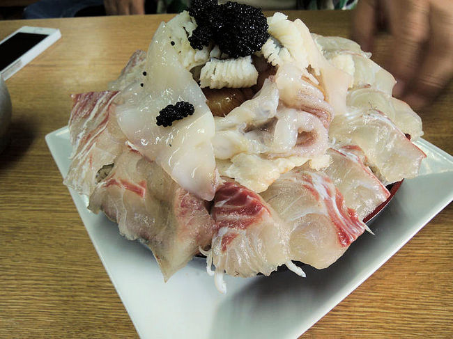 和歌山県の加太（かだ）で、海鮮丼（大）を食べました。海の幸たっぷりの海鮮丼は、中にしらすも入っていて、少し辛かったです。<br /><br />利用したお店：海幸商店<br />[http://tabelog.com/wakayama/A3001/A300101/30003956/]<br /><br />なお、このアルバムは、ガンまる日記：海の幸たっぷりの海鮮丼（大）を平らげる[http://marumi.tea-nifty.com/gammaru/2015/10/post-e54a.html]<br />とリンクしています。詳細については、そちらをご覧くだされば幸いです。