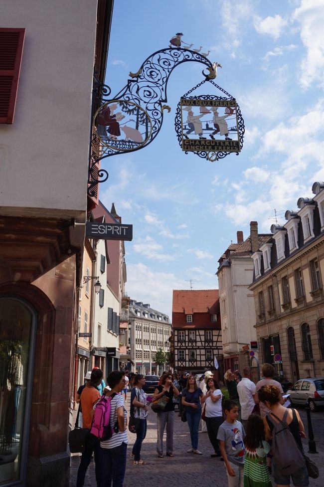 ４Trトラベラーさんの旅行記やBSの旅番組で見た、フランスの美しい村や街を、列車とバスで巡りました。日程は下記。<br /><br />８月１４日　成田→フランクフルト経由パリ。パリ泊<br />８月１５日　パリ→ディジョン。ディジョン観光。３泊<br />８月１６日　ディジョン⇔ボーヌ。　ボーヌ観光<br />８月１７日　ディジョン⇔オータン。オータン観光<br />８月１８日　ディジョン→スミュール・アン・オーソワ。観光　２泊<br />８月１９日　スミュール・アン・オーソワ　終日観光。<br />８月２０日　スミュール・アン・オーソワ→アバロン→オーセル。観光　１泊<br />８月２１日　オーセル→パリ経由ストラスブール。観光　２泊<br />８月２２日　ストラスブール終日観光。<br />■８月２３日　ストラスブール→コルマール。観光　２泊<br />８月２４日　コルマール⇔リボーウィレとリクビィル。<br />８月２５日　コルマール→パリ。パリ観光　パリ泊<br />８月２６日　パリ→フランクフルト経由<br />８月２７日　成田　<br /><br />表紙の写真は、コルマール旧市街