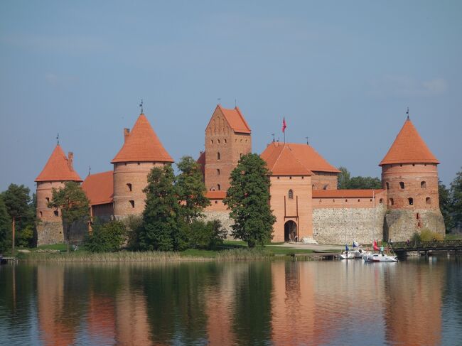 湖に浮かぶトラカイ城。きれいなお城です。きくところによると，破壊されたお城を復元するのが大変だったとか。リトアニアの人びとのこの精神に敬意を表しましょう。我々はこれらの人びとの努力の結果，美しさを楽しめるのです。