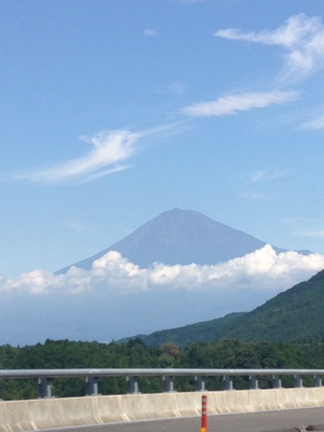 8月はどこのキャンプ場も混んでるから、あえて9月に行く家族＋犬一匹のキャンプ。<br />仕事の関係で一泊しかできなかったので今回はテントではなく<br />バンガローを予約しました。<br />場所は富士宮市にある朝霧高原オートキャンプ場。<br /><br />今年はシルバーウイークなる恐ろしい？！連休を控えていて<br />混み具合を心配しましたが、連休以外のキャンプ場はがらがらで、<br />しかもどこへ行っても渋滞なしで走れたので大正解でしたね。<br /><br />富士山は本当に癒される。