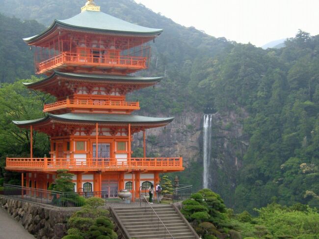 たかぢとけんいちの2人旅です。<br /><br />世界文化遺産・紀伊山地の霊場と参詣道の中で、熊野三山と熊野古道に行ってきました。往路はフェリーに乗って現地入りする初めての試みでした。