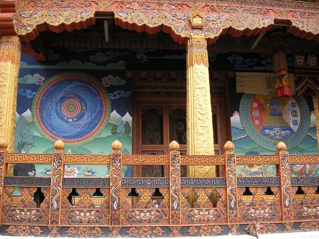 　ブータンは、2005年5月以来、2年ぶりの訪問。<br />前回の様子は、https://4travel.jp/travelogue/11059885<br />　今回は「神秘の王国ブータン　ニマルン寺とクジェ・ラカンのツェチュ祭」のツアーに参加。<br /><br />6月20日　タイのバンコク泊。<br />6月21日　バンコクからコルカタ経由で、ブータンのパロに到着。パロを観光後、首都のティンプーへ。<br />6月22日　ティンプー市内観光。プナカの後、ワンデュ・ポダンへ。<br />6月23日　峠を越えて、ブムタン地方のジャカル（チャムカル）へ移動。<br />6月24日　ニマルン寺でツェチュ祭の見学、ジャカル観光。<br />6月25日　クジェ・ラカンで大掛仏の御開帳、ツェチュ祭見学後、トンサへ。<br />6月26日　トンサで観光後、再びティンプーへ。<br />6月27日　ティンプー市内観光後、パロで民家訪問。<br />6月28日　パロ観光。タクツァン僧院。<br />6月29日　コルカタ経由でバンコクへ。深夜にバンコク発。<br />6月30日　帰国。