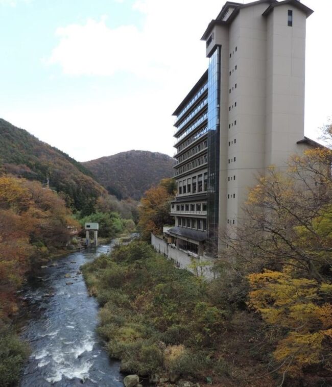 福島県北東部、福島市飯坂町の飯坂温泉郷のひとつである穴原温泉を訪れました。飯坂温泉の中心より摺上川をさかのぼり、“静かな離れ座敷”として古くから創業している老舗旅館や大型旅館が密集する温泉です。<br />★奥飯坂、穴原温泉の渓流沿いの宿でゆったり。<br />★歴史を感じさせる風情ある飯坂温泉の街並みを散策。<br />★ついでに近隣の福島競馬場へ。