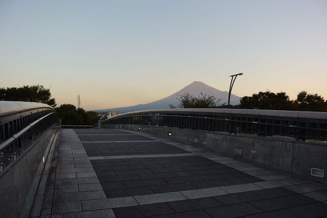 朝起きたら自宅の２階窓から、富士山が見えました。<br />そこで朝の散歩のコースを変更して、富士山を見ながら…。<br /><br />★富士市役所のHPです。<br />http://www.city.fuji.shizuoka.jp/<br /><br />★ロゼシアターのHPです。<br />http://rose-theatre.jp/