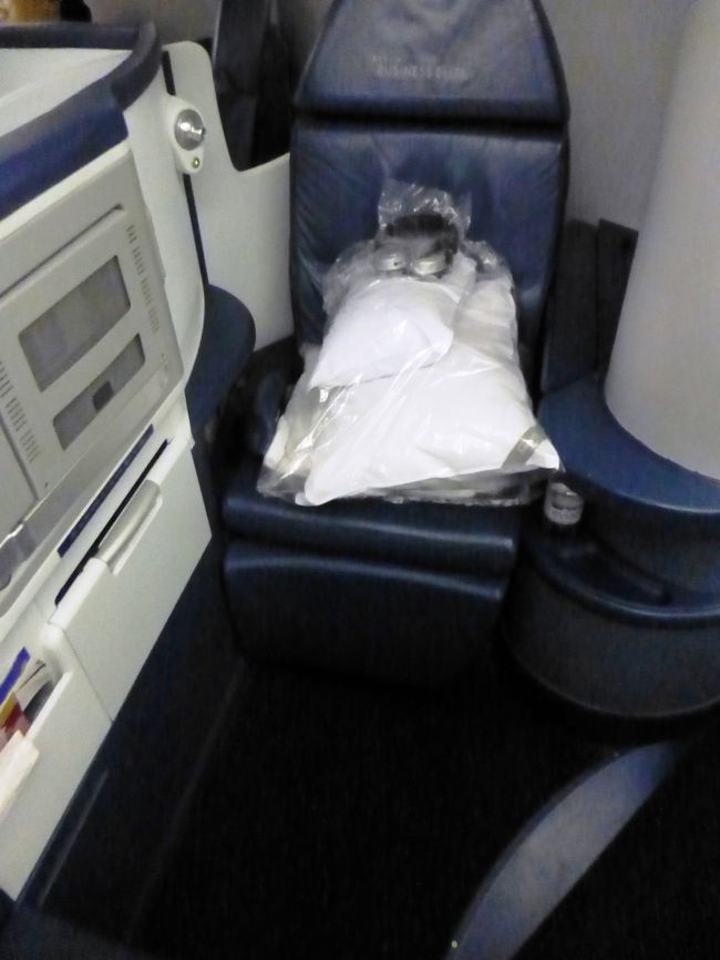 6年ぶりのニューヨーク旅行でデルタ DL172便 DL473便のビジネスを利用しました。<br />二人旅で初めて利用するタイプのビジネスシートだったので座席指定する時に悩みました。<br />ビジネスクラスを頻繁に利用する友人に聞いてもデルタのシートは判らないと…Star Alliance系メンバーですから…<br />1・2・1の横の配列の中央部の2席を利用したのですが、隣同士でコミュニケーションを取るにはちょい不便です。<br />不便って事はプライベートが保たれることの裏返しなのですけどね…！<br />もし二人で利用するのなら座ったままのコミュニケーションは無理だが前後で確保した方がいいかな？？もしくは通路を挟んででの２席。<br /><br />後方席からは他席の様子は何気に見える感じだが、前方から後方に歩いたらどんな方が座ってるか良く判るのがちょい恥ずかしい？？<br /><br /><br />フルフラットになるシートは快適でした！横幅のかなり大きな方はタイトかもね？<br />ピロは2つ、キルティング素材の掛け布団？使わない時は背面のスペースに置きましたが、シート調整時にたまに異物感知してか？電動シートが作動しなかった事あり。<br />開閉式のモニターは角度調整も出来て問題なく見れました。リモコン部はサイドに有ったがライト点ける時にしか使わず。モニターのタッチパネルで事足りたからです。<br />格納式のテーブルはテーブル自体が割と重めのなのが影響してか出し入れする時に少し力要ります。年寄りには不便なテーブル？<br />LEDのブックライトは2段階調光可でしたが使い勝手悪かった(小柄な体系だから？)<br />ウエルカムドリンクなどのちょっと置きのテーブルは曲面なので安定悪そう…<br /><br />食事メニューは、DL172便は和食をチョイス<br />（前菜）イカとマグロのソテー　(和え物)　帆立貝柱と海老の煮物 ズッキーニ トマト 玉ねぎ　(煮物)　茄子とずわい蟹の蕪蒸し松茸添え 土佐酢　(主菜)　鯖の醤油風味 生姜 人参の千切り ご飯 漬物 味噌汁<br />私は鯖が大の苦手だったのです…メインのサバが食べれないとCAさんに訴えたら、鯖を他のメインが余ってたら交換してくれるって！<br />牛テンダーロインのグリルに交換してもらった！<br /><br />参考でメニュー記載します。<br />DL172便の洋食メニューは、地中海サラダ・ブロッコリークリームスープ・メインは4種類から選択、牛テンダーロインのグリル(バルサミコヴィネガ―ソース ポテトウェッジ 季節の野菜) or 鶏胸肉(シェリークリームソース ニョッキのパンフライ 野菜のソテー) or 海老とホタテ貝柱(トマトソース クリームソースのリングイーネパスタ ブロッコリー) or タンドリーチキン(ライス)<br /><br />到着前の食事は、キッシュロレーヌ(ブロッコリー トマトグリル) or シリアル（フレーバーヨーグルトと共に）or 牛テンダーロイン細切り肉（春雨 野菜）<br />牛テンダーロイン細切り肉をチョイスしました。ビーフン的な焼きそばと言えば良いかな？美味しかったですよ！<br /><br />帰路のDL473便の食事は、和食が、鴨のロースト、烏賊の柚子ソース添え、玉子と各種野菜、焼き甘栗、　帆立貝柱生姜のサルサ添え、季節の野菜の煮物、鮭の醤油風味に胡麻を散らして、ご飯 漬物 味噌汁。<br />洋食が、ビーツとゴトーチーズのサラダ、ファーマーズマーケットベジタブルスープ、メインが4種類から選択。<br />牛テンダーロインのソテー（ローディット マッシュポテト ベビーベジタブルのミックス）or 鳥肉のトマト煮込み(ブロッコリーニ パルメザンチーズポレンタ) or 鮭の杉板いぶし焼き(チャイナアリオリ ポテトのコンフィに葱を添えて マッシュルーム) or 豚肉の甘辛ソース炒め(ブロッコリー ご飯)<br />私は豚肉をチョイスしました。簡単言えば酢豚なのだが完食出来ず…<br /><br />フライト中のスナックは3品より選択。<br />イタリア風前菜の盛り合わせ。　or 冷やし蕎麦 or ヴァニラヨーグルトとベリーのパフェ。<br />蕎麦をチョイスしたのだが、ツユは薄目だったし麺はのびてて最悪…<br /><br />到着前の食事は、3品からの選択。<br />トマトとバジルのエッグストラータ　or　蜂蜜とアーモンドのグラノーラシリアル　or　牛肉ピリ辛炒め(ロー麺 ピーマン ブロッコリー)<br />牛肉ピリ辛炒めをチョイスしたが、朝食的な感じで食べるにはヘビー過ぎた…<br /><br />消灯後のビジネスの中央通路にスナックやミネラルウォータ等と共にカップヌードルミニがありましたよ。<br /><br />トイレのアミニティはエコノミーと変わらないかな？<br /><br />偶然行きも帰りも同じCAさんが乗っておられ気さくに話しかけられたりして嬉しく思いました。<br /><br />窓側を利用したとしても座席の角度的に外は見難いシートじゃないかな？<br /><br />DL172便の日本語新聞は朝日読売日経、DL473便は日経のみ。<br />