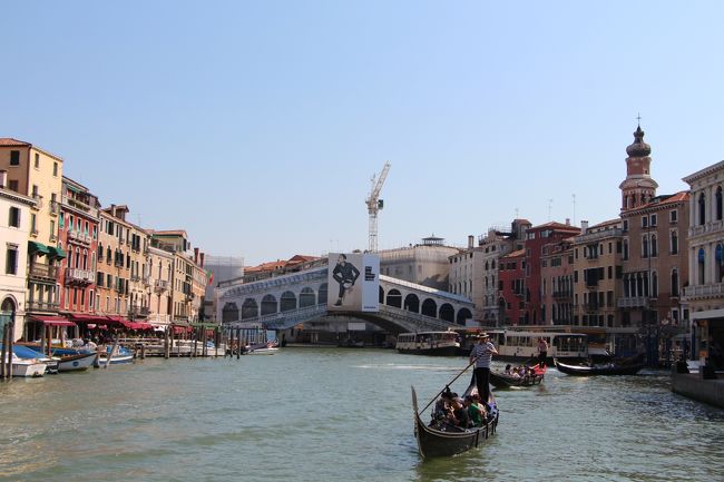 2015 夏 迷宮都市に迷い込んだ～ヴェネツィア～　５日目。。。（ヴェネツィア本島）<br /><br />本日は、パドヴァへ行きますよ～♪<br /><br />本編は、、、<br />パドヴァへ向かうためにサンタ・ルチア駅へ移動するヴァポレットから眺めるカナル・グランデ（大運河）の様子。<br />そして、パドヴァからヴェネツィアに帰って来てからの様子をまとめました。<br /><br /><br />[日程]<br /><br />08/08　羽田→パリ→ヴェネツィア<br />vol.1 http://4travel.jp/travelogue/11042716<br /><br />08/09　ヴェネツィア<br />vol.2 http://4travel.jp/travelogue/11047443 <br /><br />08/10　ヴェネツィア<br />vol.3 http://4travel.jp/travelogue/11048601<br />vol.4 http://4travel.jp/travelogue/11049705<br /><br />08/11　ムラーノ島、ブラーノ島<br />vol.5 http://4travel.jp/travelogue/11053232 ムラーノ島編<br />vol.6 http://4travel.jp/travelogue/11053253 ブラーノ島編<br />vol.7 http://4travel.jp/travelogue/11060750 ヴェネツィア本島編<br /><br />08/12　パドヴァ<br />vol.8  http://4travel.jp/travelogue/11062922 ヴェネツィア本島編<br />vol.9  http://4travel.jp/travelogue/11062921 パドヴァ編<br /><br />08/13　ヴェネツィア<br />vol.10 http://4travel.jp/travelogue/11066124<br />vol.11 http://4travel.jp/travelogue/11066125<br /><br />08/14　ヴェネツィア→パリ→<br />vol.12 http://4travel.jp/travelogue/11067862<br />vol.13 http://4travel.jp/travelogue/11067879<br /><br />08/15　羽田<br /><br /><br /><br />滞在は、“ホテル　イ　ソレ”です。<br /><br /><br /><br />★“ホテル　イ　ソレ”★<br />　　Campo San Provolo - Castello 4661<br />　　Tel:+390415228911<br />