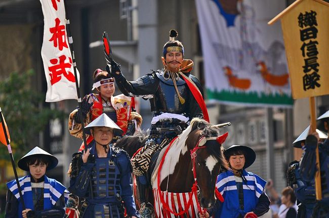 ぎふ信長まつり 前夜祭は、都合により(明治村擬似結婚など)<br />第59回 ぎふ信長まつり 本祭へ<br /><br />JR岐阜駅前信長ゆめ広場にて、<br />FC岐阜・ラモス瑠偉監督及び戦国武者9名及び姫役3名による出発式<br /><br />メインイベントの「信長公武者行列」が行わた。<br />織田信長公や斎藤道三公をはじめとする戦国武将や<br />火縄銃鉄砲隊などで編成する「信長公騎馬武者行列」、<br />今回は、火縄銃鉄砲隊.愛知県古銃研究会による模擬射撃の実演<br />十六銀行本店前、徹明町交差点前で?一斉撃ちの実演<br />を主にして<br />総勢約200名による壮大な時代絵巻!を一緒に歩いて観て撮りました。<br /><br />++++++++++++++++過去の様子+++++++++++++++++++++++++++++++++<br /><br />★第58回ぎふ信長まつり前夜祭<br />http://4travel.jp/travelogue/10939297<br />★第58回 ぎふ信長まつり 本祭<br /> 初めての開催中止(雨天)<br />★第57回 ぎふ信長まつり 前夜祭<br />http://4travel.jp/travelogue/10821167<br />★第57回 ぎふ信長まつり 本祭<br />http://4travel.jp/travelogue/10822569<br /><br /> ★第56回ぎふ信長まつり 本祭 (前半)<br /> http://4travel.jp/traveler/isazi/album/10715788/<br /> ★第56回ぎふ信長まつり 本祭 (後半)<br /> http://4travel.jp/traveler/isazi/album/10716018/<br /> ★第55回ぎふ信長まつり 本祭 (前半)<br /> http://4travel.jp/traveler/isazi/album/10609486/<br /> ★第55回ぎふ信長まつり 本祭 (後半)<br /> http://4travel.jp/traveler/isazi/album/10610947/<br /><br />++++++清洲城+++++++++岐阜城++++++++安土城+++++++++++++++++++++<br /><br /> 第31回あづち信長まつり<br /> http://4travel.jp/travelogue/11022148<br /> 第30回愛知県清須市の清洲城ふるさとまつり<br /> http://4travel.jp/travelogue/10615582