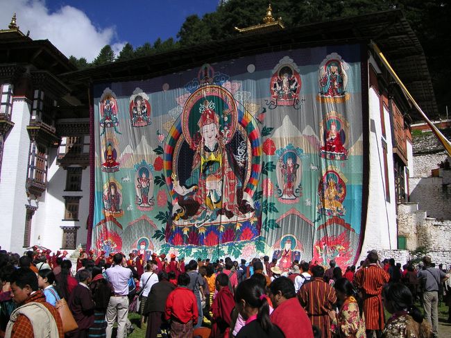 　「神秘の王国ブータン　ニマルン寺とクジェ・ラカンのツェチュ祭」のツアーに参加。「ツェチュ祭」とは、ヒマラヤ地方に仏教を広めた高僧パドマサンババ（グル・リンポチェ）の法要のこと。<br /><br />6月20日　タイのバンコク泊。<br />6月21日　バンコクからコルカタ経由で、ブータンのパロに到着。パロを観光後、首都のティンプーへ。<br />6月22日　ティンプー市内観光。プナカの後、ワンデュ・ポダンへ。<br />6月23日　峠を越えて、ブムタン地方のジャカル（チャムカル）へ移動。<br />6月24日　ニマルン寺でツェチュ祭の見学、ジャカル観光。<br />6月25日　クジェ・ラカンで大掛仏の御開帳、ツェチュ祭見学後、トンサへ。<br />6月26日　トンサで観光後、再びティンプーへ。<br />6月27日　ティンプー市内観光後、パロで民家訪問。<br />6月28日　パロ観光。タクツァン僧院。<br />6月29日　コルカタ経由でバンコクへ。深夜にバンコク発。<br />6月30日　帰国。