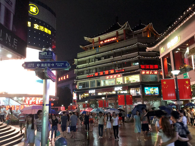 香港滞在３日目。今日からホテルを予約していない。中国の国慶節超大型８連休の影響で香港のホテル代が急騰し、ドミトリーの宿でさえ一泊千香港ドル（約１万５千円）以上と狂気の沙汰となっているからだ。現地に入ればどっか安いとこ見つかるかなと思ったのだが、無理だった。天気も今後数日は雨との予想なので観光も駄目っぽい…ならば…<br /><br />「そうだ　深セン、行こう。」<br /><br />大型連休で中国人が香港へ押し寄せるなら、反対に中国へ行ってしまえばいいのだ。陸続きなので電車ですぐ行けるし、ホテルだって安いに違いない。気に入らなかったら泊まるだけ泊まって、また香港へ戻ってくればいいのさ。<br /><br />ということで、急遽、深セン行きを決定。朝からネットでいろいろ調べて安くて良さそうなホテルも予約した。では、いざ出発！<br /><br />＝＝＝＝<br /><br />【ご参考】<br /><br />《激安運賃460円！LCC香港エクスプレス航空で行く香港・深セン一人旅シリーズ》<br /><br />■初日<br />http://4travel.jp/travelogue/11062290<br />■２日目<br />http://4travel.jp/travelogue/11062750<br />■３日目（この旅行記）<br />http://4travel.jp/travelogue/11063257<br />■４日目<br />http://4travel.jp/travelogue/11063917<br />■５日目（最終日）<br />http://4travel.jp/travelogue/11064570<br />■番外編：通話し放題、データ通信し放題なのに無料のSIMカードが香港に登場！<br />http://4travel.jp/travelogue/11062127