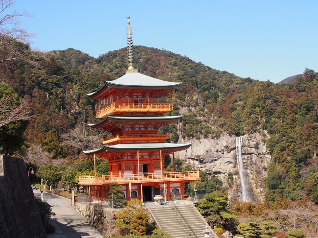 ひと月に二度三重県津で仕事をするようになりました。せっかくの機会なので紀伊半島を旅行する計画を立てました。紀伊半島といえば、世界遺産あり、温泉あり、海の幸あり、そして滝もあります。ついでになばなの里でイルミネーションを楽しむことも可能です。宿の手配を完了し、以下の旅程を組みました。<br /><br />2月20日　津で仕事を終え長島へ。なばなの里ウインターイルミネーション『冬華の競演』を楽しむ。長島ハートピア温泉・ホテル長島泊。<br />2月21日　世界遺産めぐりをしながら海岸線をドライブ。湯の峰温泉・あづまや泊。<br />2月22日　那智の滝、青岸渡寺、熊野那智大社へ。海岸線ドライブを楽しみながら帰宅。<br /><br />まずはダイジェスト版です。