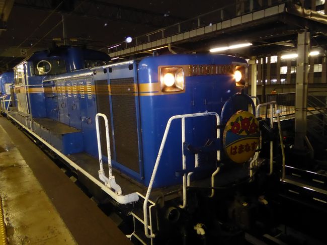 鉄道ファンならずとも列車を使って、旅をしたいとは誰もが憧れるところ。かといって、休みと使えるお金に限りがあるサラリーマン。夜行列車で北海道から本州に行けるフリーパスチケットの北海道&東日本パスを使っての国内旅行です。8月に海外に行ったばかりなのに、なぜことのタイミングかというと、夜行急行はまなすが北海道新幹線開通のあおりで廃止になることが予想されたからです(9月16日に廃止の発表)。シルバーウイークという日程的追い風もあり、金欠ながら行ってきました。<br /><br />鉄道ファンというわけではないので、いろはから付け焼き刃で勉強しました。何やら、カーペット席が追加料金を払わなくて済むということで、ある意味プレミアチケットらしい。これをゲットするためには、ちょうど一か月前に10時打ちというものをやってもらわないとならないそうです。<br /><br />また、嵐のコンサート、シルバーウィークが重なったためホテル不足。旅程が大きく変わるかもしれない問題もありました。前の週には天災があり、宇都宮、会津若松なんかも被害があった模様。<br /><br />国内だから甘く見ていましたが、なかなか歯ごたえのある計画となりました。<br /><br />そんなこんなで迎えた初日は、廃止の決まった夜行列車を使って東北入りです。<br /><br />Day0 夜行急行はまなすで青森へ。<br />Day1 青森→平泉→仙台でサッカー観戦→福島泊<br />Day2 会津若松観光→宇都宮泊<br />Day3 日光観光→中山競馬場→東京泊<br />Day4 鎌倉観光→神宮球場野球観戦<br />Day5 大相撲観戦→飛行機で帰宅