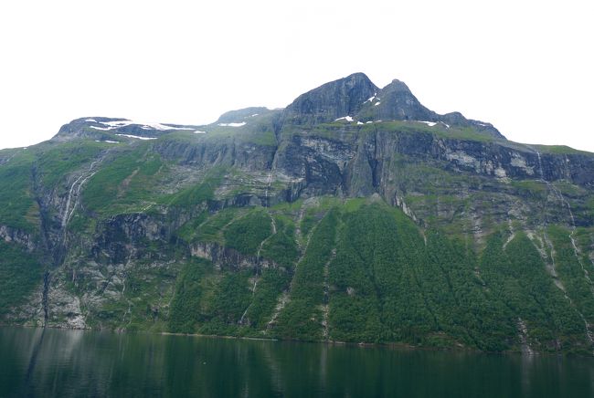 8月中旬だと雪解けも進み，水量が少なくなる季節．以前来た7/16にくらべると滝が今一つだが，薄曇りなのでむしろ滝は見やすい．<br />0930発のフェリーに乗る．以前よりずいぶん高い．車と大人二人で965NOK．しかし同僚たちは初めてなので大感激．Fjordを堪能した．今回はSogneのNaeloy　Fjordはスウェーデンのバス火災によりGudvagenトンネルが普通のため，フェリーには乗らなかったが，ここが一番美しいと思う．むしろノルウエーの美しさはわたしはフィヨルドよりも高原と湖にあると思うし，これからのこの旅で同僚もそう思ったようだ．1035到着<br />実は2011年に最初はフェリーで雲が立ち込める中に乗り，晴れたのでもう一度遊覧船に乗った．その2回目が水量も多く一番きれいだった．<br />ノルウエーフィヨルド地帯1300ｋｍドライブ6-HellesyltからGeirangerまでのフェリー（曇り空）http://4travel.jp/travelogue/10602569<br />ノルウエーフィヨルド地帯1300ｋｍドライブ10-雪辱のGeirangerfjorden（晴れた！）http://4travel.jp/travelogue/10604763
