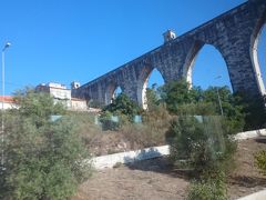 アグアス・リブレス水道橋の上を歩く