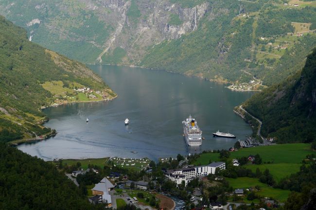 1035　Hellesylt-Geiranger間のFerryから降りて，まず数百ｍ西の地点で景色を眺める．迷った末にやっぱりDalsnibbaに行こうと思った．以前行ったことがあったので今回はいいかなと思ったが，きれいなところなので同僚たちが喜ぶだろう．車を反転させ，63号線を南へと行く．結構な山道を登り，Flydalsjuvet展望台など景色のいいところで何回か停車し，雄大な景色を堪能する．1030ｍDjupvatnetのヒュッテのところからいよいよ1500ｍのDalsnibbaへの有料道路の山道へ．なんつったってFjordは海！1500ｍの高低差はすごい！<br />2011年7月はもっと湖の水がきれいだった！<br />ノルウエーフィヨルド地帯1300ｋｍドライブ7-Dalsnibbaダルスニッバ展望台，国道15号線をStrynへ<br />http://4travel.jp/travelogue/10603535<br />が最初の旅行記