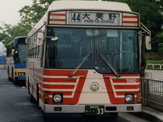 和歌山県粉河町を起点として京都府亀岡市まで、途中奈良県や兵庫県をかすめながら路線バスを乗り継いで大阪府を旅した記録です。<br /><br />旅のきっかけは、元々路線バスの乗り継ぎなど全く興味などなかったが、数年前にテレビ東京で「東京横断路線バスの旅」というテレビ番組をたまたま見て、そのルールうちの「東京都内を走っている路線バスの会社全社に乗る」ということに興味を持ち、これを大阪でやったらどうなるのか、というふうに思ったのがきっかけです。<br /><br />今の太川と蛭子のコンビで人気のシリーズのはるか前の話で、まさかこんなブームになるとは思いもしませんでした。<br /><br />当時の懐かしい路線とか車両がたくさん出てきます。<br /><br /><br />旅のルール<br /><br />１，誰でも有償で乗ることが出来て、かつ大阪府内で乗降できる停留所を持つ路線バス全事業者の路線に最低１回は乗る。<br /><br />２，乗り換えをしたバス停を２度と通らない。<br /><br />ということです。　<br /><br /><br />ルールの解説<br /><br />高速バスは大阪府内で乗って府内で降りることが出来ずに府外へ出てしまう路線がほとんどなので除外しますが、名神高速線だけは大阪駅〜名神高槻の間、２区間で乗降できます。しかし、ここに３社（名阪近鉄バス、ＪＲ東海バス、西日本ＪＲバス）共同運行しているために、１社だけに代表してもらうことにします。<br /><br />エアポートリムジンバスも条件通り加えてあります。<br /><br />無料送迎バスや一部特定の人だけが有償で利用できるバスは除きます。<br /><br />そして同じバス停を２度とも乗車したまま通過することはＯＫ。<br /><br />ということです。<br /><br />　<br /><br />大阪府内で乗降できる停留所を持つ路線バス事業者（２０００年５月当時）：<br /><br />和歌山バス那賀、南海ウィングバス南部、水間鉄道、南海電鉄、金剛バス、近鉄バス、南海ウィングバス金岡、日本城タクシー（朝日自動車）、大阪市交通局、関西空港交通、日本交通、大阪空港交通、伊丹市交通局、阪急バス、阪神電鉄、京阪バス、奈良交通、京阪宇治交通、高槻市交通部、東豊観光、名神高速線「名阪近鉄バス、ＪＲ東海バス、西日本ＪＲバス」、京都交通<br /><br />　<br /><br />路線バスは改廃が激しく、旅行中にも新たな路線、新規参入業者があったり、あるいは廃止されたりとプランナー泣かせである。<br /><br />その新規参入業者（中日臨海バス）は番外編にてフォローしました。<br />
