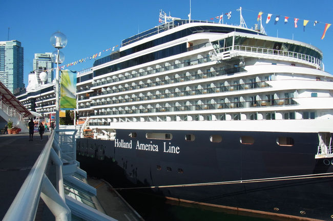 7日間のアラスカ・クルーズ（Holland America Line - Oosterdam）がメインの3週間の旅です。<br /><br />□シアトル<br />□アンカレッジ<br />□デナリ国立公園<br />□アラスカ・クルーズ（Holland America Line - Oosterdam）<br />■バンクーバー<br />□バッファロー（ナイアガラの滝）<br />□プエルト・バジャルタ<br /><br />バンクーバー到着前日は寄港することなく航行します。<br />船内の土産物屋ではバーゲンセールがはじまり、さほど魅力的ではなかった品々ですが値段に惹かれてついつい友人や家族への土産物を購入。<br />外気温はだんだん暖かくなってきており、甲板をぶらぶらしながら景色を眺めて１日過ごしました。<br />海にはオルカかクジラの姿を見ることができました。<br /><br />早朝バンクーバーに到着、下船できるまでには時間がかかるのでゆっくりと朝食をとることができます。<br />クルーズ船の港に荷物預かり所では空港までの配送サービスもありましたが、一時預けにして身軽になります。<br />快晴で気持ちの良い天気だったので、夕方のフライト時間までスタンレーパークを散歩することにしました。<br />カナダプレイスからスタンレーパークのトーテムポールあたりまでは片道４キロくらいありますが、ちょうどよいウォーキング・コースです。休日だったので地元の人たちもたくさん歩いていました。