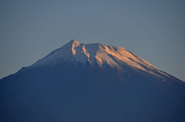 一昨日から昨日にかけて富士山南麓の自宅周辺は雨でした。<br />ひょっとしたら初冠雪が期待できそうな感じでしたので、気にかけていました。<br />昨日、雨がやみ、富士山の中腹付近が見えました。しかし、私が見た時は、山頂付近は雲がかかっていて見えませんでした。<br />夜のTVのニュースで、富士山の初冠雪を甲府の気象台で確認した(※1)と放送していました。<br />もう少し、注意して何度も見ていたら…と、後悔しました。(翌日12日の朝刊に富士市上空から見えた初冠雪のニュースが静岡新聞に掲載されていました。(※2) 新聞記事コピーをアップしています。)<br /><br />(※1)　富士山の定義で、富士山の初冠雪は甲府の気象台から観測したものが正式な発表となるそうで、たとえ、御殿場や山中湖から見えていても、甲府の気象台から見えないとダメだそうです。<br />だから、甲府方面に雲が多かったりして見えなかったら、いくら雪が積もっていても初冠雪とはならないらしいです。<br /><br />★tenki.jpの“富士山　初冠雪を観測 ”のページです。<br />http://www.tenki.jp/forecaster/diary/deskpart/2015/10/11/33301.html<br /><br />★富士市役所のHPです。<br />http://www.city.fuji.shizuoka.jp/