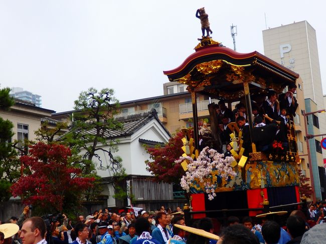 滋賀県大津市は山を隔てて京都市域と接し、昔から京都と深いつながりを持っていますが、滋賀県は琵琶湖のある県というだけではなく、すでに天智天皇の時代短期間ではありますが近江大津宮が造営され、わが国仏教において数多の高僧を輩出した比叡山を有し、今日の大企業のなかにそのルーツを持つ近江商人が現われ、etc．<br />京都とは違った歴史・文化を有しています。そんな湖国の街で行われた大津祭に出かけてきました。<br />