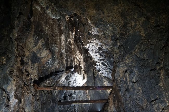 石見銀山が世界遺産となった時は、地元ではむしろ意外という感想を持った人が多かったと思います。島根県人の誇りは、神話の故郷の象徴である出雲大社や風雅を愛し島根文化の土壌を育んだ松平不昧を藩主と仰いだ松江城。これに比べれば、石見銀山は名前は知っていても、思いというようなことにはなりにくいのが実態です。<br /><br />ただ、今回、初めて訪問して、その認識は少し変わったかも。鉱山の規模や大森の街並みから銀の積出港があった温泉津温泉まで含めた広がりなど、エリア全体としての魅力は意外に大きいことがよく分かりました。特に、大久保間歩ツアー（時間は3時間。料金は3800円）に参加したお蔭で、よりリアルな体験ができましたが、それは地元の熱心なボランティアの力に支えられたもの。素晴らしいことだと思います。反面、時間はかなりタイトになってしまいました。現地では十分に時間を取るように計画することをお勧めします。<br /><br />ちなみに、大久保間歩ツアーの受付は、石見銀山世界遺産センター。そこからバスで出発して、旧鉱山へ。鉱山に入る前にはヘルメットと長靴を着用して、手に持った懐中電灯を頼りに真っ暗な坑道へと入って行きます。いろんな鉱山に行きましたが、こんな本格的な見学は初めてですねえ。スタッフの方の大変な努力で成り立っているツアーだと思いますので、参加される方は安全第一。ガイドさんの指示をよく聞いて行動してくださ～い。<br /><br />もう一つのお楽しみは、大森の町並み。こちらは国指定の重要伝統的建造物群であり、世界遺産にも含まれます。<br />銀山は、戦国時代は、大内氏、尼子氏から毛利氏の支配下に置かれていましたが、江戸期に入ると天領となり、大森が石見銀山領の行政の中心地となりました。数々の古社・古寺，大森代官所跡などが残されていまして、銀山の後背地に作られた街なので宿場町ではないのですが、細い通り沿いに連なる家々の景色はちょっと宿場町風でもある。ただ、公開されているものも含めてポツンポツンとけっこうな数の武家屋敷が残っていて、やっぱり銀山を管理する役人のための街だったのかなあとも思います。<br /><br />役人の街だった大森を天領として考えて比べるとしたら、日田とか高山となるのでしょうが、それともやっぱり違いますね。日田とか高山は周辺の物資が集まってきたのですがそういう場所ではありません。近いのは佐渡金山とかかわりの深かった出雲崎でしょうか。ただ、出雲崎は北国街道の宿場町でもあったので、もう少しオープンな人の流れがあったような感じがありますよね。ここは、あくまで銀山の街だし、役人が多かったので、派手さもない。一般人がうろうろできない実際に閉鎖されたような世界があったのかもしれません。<br /><br />ほかに、ここの警備はいざとなれば福山藩が請け負う決まりがあったようなことも聞きましたが、つまり、銀山は世間の関心を引かないよう隣接地域との交流は故意に限定されていたのでしょう。そのことから、銀山が島根の文化に影響を与えることがなかったと考えると、島根県人の意識ともつじつまが合うような気がします。<br />