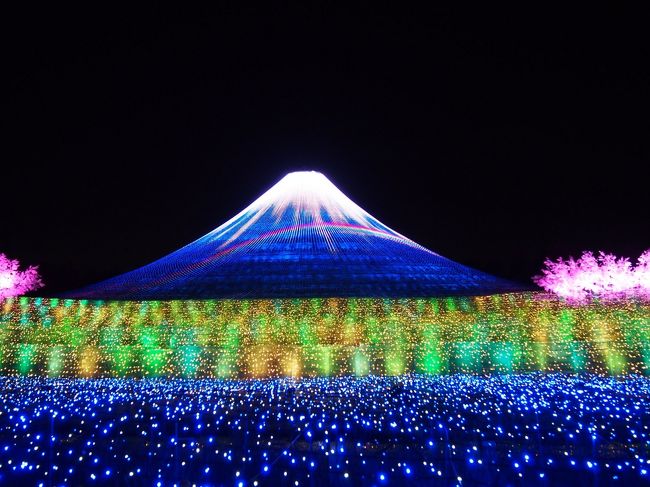 ひと月に二度三重県津で仕事をするようになりました。せっかくの機会なので紀伊半島を旅行する計画を立てました。紀伊半島といえば、世界遺産あり、温泉あり、海の幸あり、そして滝もあります。ついでになばなの里でイルミネーションを楽しむことも可能です。宿の手配を完了し、以下の旅程を組みました。<br /><br />2月20日 津で仕事を終え長島へ。なばなの里ウインターイルミネーション『冬華の競演』を楽しむ。長島ハートピア温泉・ホテル長島泊。<br />2月21日 世界遺産めぐりをしながら海岸線をドライブ。湯の峰温泉・あづまや泊。<br />2月22日 那智の滝、青岸渡寺、熊野那智大社へ。海岸線ドライブを楽しみながら帰宅。<br /><br />なばなの里のウインターイルミネーションは以前より一度は見に行きたいと思っていましたが、ようやくそのチャンスがやってきました。
