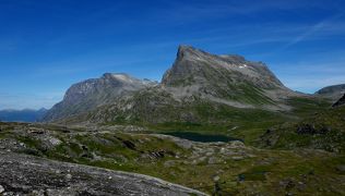 2015.8ノルウエーフィヨルドドライブ1771km 17-Valldalのいちご，Gudbrandsjuvetの急流，トロルが出そうな山々