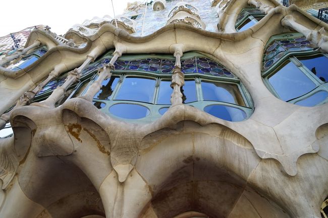 まずは　出発からバルセロナの滞在編１（9/24～26）<br /><br />今回の目的の一つは、ガウディーの建築物を見ることとアルハンブラ宮殿を見ることで、その最初の目的地のバルセロナ編です。<br />バルセロナはマドリードと比較しても見どころが多くあり、広い地域に分散しています。バルセロナの正味滞在は2日間でしたが、まだまだ見切れない感じでもう何日か滞在しても良かったと思いました。<br />ガウディーは通常の人では思いつかない発想で建築に取り組んでおり、テーマや曲線の造形にこだわっていることが良く分かりました。<br /><br /><br />＜旅行の概要＞<br />15年程前にスペイン北部のオビエドへ単身赴任で1年弱滞在したことが<br />あり、今回は懐かしいスペインを家内と訪問しました。<br />なお家内は今回がスペインへの初めての旅行でした。<br />サンデー毎日の私としては、本当は1か月ほどゆったりと廻りたかったの<br />ですが、家内の長すぎて疲れるという意見もあり折衷案の約2週間の<br />日程で下記の6都市を巡りました。旅行記は7回に分けて投稿します。<br />今回の旅行はすべて日本のネットで予約した完全個人旅行でいろいろ<br />良いことや反省もありました。<br />今後スペインへ行く人の参考のために、いろいろな情報も記載します。<br /><br />１.　9/24～26　　出発－バルセロナ<br />２.　9/27～28　　マドリード<br />３.　9/29　　　　トレド<br />４.　9/30～10/1　コルドバ<br />５.　10/2～3　   セビリア<br />６.　10/4～6　　 グラナダ<br />７.　10/7～8　　 バルセロナ‐帰国<br />