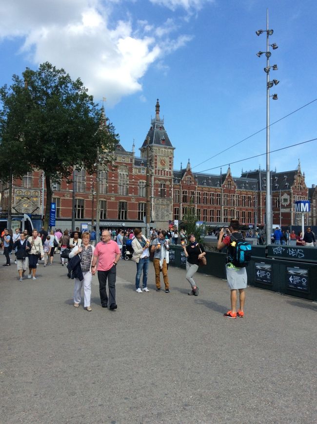 フランクフルトから日帰りで行けるところを探して迷った末、アムステルダムに。<br />移動時間が長くてあまり滞在できないことは承知の上の旅です。