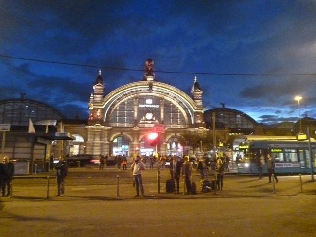 昨年のイタリア旅行で、フランクフルト経由で帰って来た時に、「次はドイツに来ようね」と主人と話したので、その言葉通り、今年の秋の旅行はドイツにしました。ついでと言っては何ですが、ベルギーにも行きたかったので、そちらもプラスして、９日間の鉄道旅行です。<br /><br />相変わらず、主人は私に任せっきりで、エアーチケット、ホテル、観光場所と順番、全部私の手配です。でも、英語での作業は全部してくれるので、まぁ、分担ということで、いいんですけどねぇ。<br /><br />本日の課題は、ジャーマンレイルパスの購入と、ＪＡＬのチケットについているドイツ国内で使える乗車券の発券です。