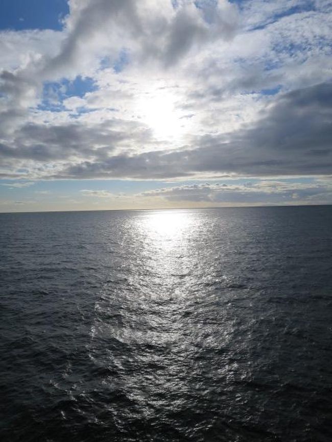 アラスカクルーズのはじまり〜( *´艸｀)<br /><br />クルーズの１日目は終日、海の上でした。<br />船の中を歩き回ったりご飯を食べたりお茶をしたりまったりと過ごします。　　