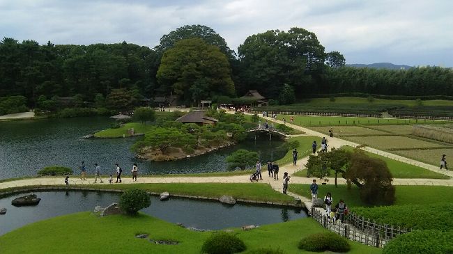 岡山藩主池田綱政によって造営された、日本３名園の一つです。お抹茶と和菓子で一服しました。