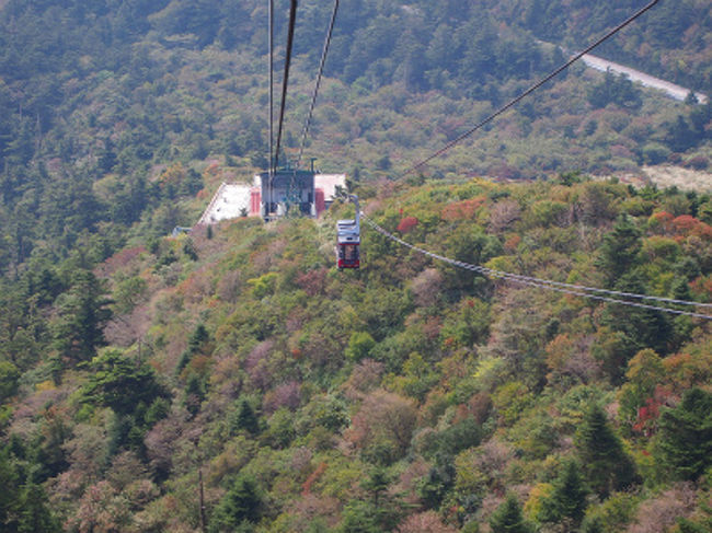 福岡から雲仙・島原を観光し、<br />翌日フェリーで天草に渡って世界遺産になるであろう教会を観光し、<br />天草五橋を渡って熊本に抜け福岡に帰るというルートで旅行してきました。<br />紅葉シーズン一歩前なのかそれほど混雑することなくゆっくりと観光できました。<br />