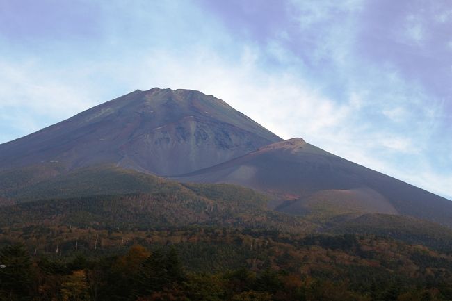 霊峰富士へアタック！山頂への最短ルート、富士宮口は５合目登山口から山頂まで5時間半で到達できます。<br />下りは3時間半なので、空いていれば日帰りも可能です。<br />夏の登山シーズンは大勢の登山者が登るため、渋滞で更に時間がかかりますが、この季節はほとんど登る人もおらずむしろ穴場の季節。<br />しかも夏のマイカー規制も解除されて車で直接登山口まで行けます。<br />とはいえ、雪が降ってもおかしくない季節なので、装備や経験などそれなりの冬山登山の知識は必要です。<br />秋の富士登山は初心者向きではありませんが、山登りの経験者には空いていてお勧めです。