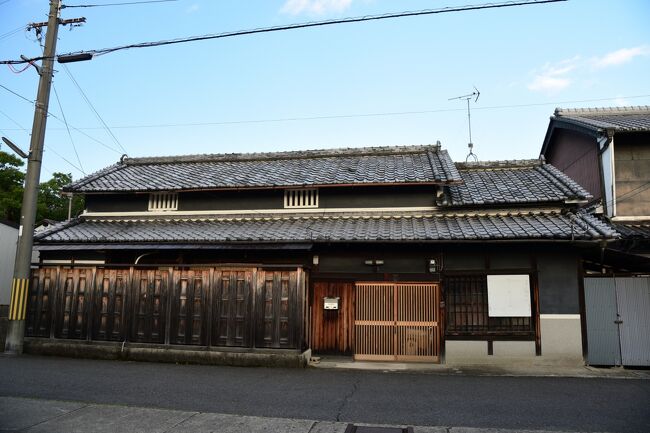 奈良盆地の中西部に位置する奈良県北葛城郡広陵町は、大阪のベッドタウンとして大規模なニュータウン開発が進む一方、数々の古墳群、中世の環濠集落、豪農や豪商の屋敷が点在する町並みなどが残る、豊かな歴史に彩られた町でもあります。<br /><br />広陵町の名前の由来となっている馬見丘陵の東麓一帯は、稲作を中心とした農村地帯でしたが、農業水利を溜池に依存せざるを得なかったことから用水不足が深刻で、江戸時代には綿花や蕪などの栽培が盛んに行われるようになりました。<br /><br />こんな農村地帯だった馬見丘陵東麓一帯ですが、明治２２年に広陵町が発足し、疋相地区に当初の町役場が置かれると、行政や商業の中心地として発展を遂げます。<br /><br />大正時代になって靴下製造が始まると、靴下製造に従事する農家の戸数は次第に増加し、現在では全国シェアの４割を占める産業に成長しています。<br /><br /><br />広陵町三吉地区（ミツヨシ）と疋相地区（ヒキソ）は、広陵町の町役場が置かれた地区で、商業の発展とともに町場が形成され、本葺きの瓦屋根に煙出しの越屋根をしつらえた町家が点在する、風情ある町並みが続いています。