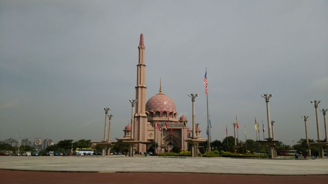 海外一人旅第4段はローカルフードを楽しみにクアラルンプールへ行ってきました。<br /><br />屋台街でのB級グルメはもちろん、綺麗なモスクや世界遺産であるマラッカにも期待しつつ真夏のマレーシアへ。