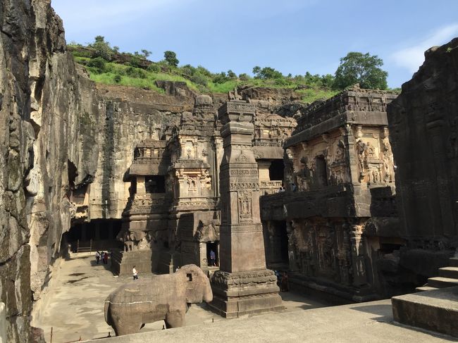 ナマステ～♪<br /><br />アウランガーバードから30Kmほど離れた村にあるエローラ石窟寺院群をタクシーをチャーターして観光しました。<br /><br />仏教寺院(仏教窟)の数は12窟で、石窟寺院群の南端に位置する第1窟から第12窟がそれにあたる。<br />ヒンドゥー教寺院(ヒンドゥー教窟)は第13窟から第29窟までの17窟。<br />北端に位置する第30窟から第34窟までの5窟がジャイナ教の寺院(ジャイナ教窟)となっている。<br /><br />