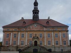 Narva で第一に行くところ。それは旧市庁舎。面白い形式の建物です。