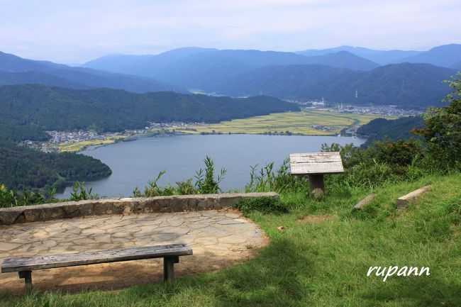 青春18切符夏旅　５回目を使って、琵琶湖　湖北　木之本へ<br />観光案内所でレンタルチャリ（もちろん電動）とマップを手に入れて<br />とりあえず賤ヶ岳リフト乗り場目指して走り、古戦場からの絶景にほっこり～<br />木之本宿を散策して、まほろばの里へ着いたのが夕方４時頃になってしまい<br />当番の方が鍵を閉めたあとでした...<br />でも電気をつけて下さって、隙間から仏像を覗かせて貰いました。<br />又いつかゆっくり拝見しにきましょうかねぇ<br /><br />賤ヶ岳の合戦<br />天正10年（1582）本能寺の変で自害した織田信長の家督争いに端を発した<br />羽柴秀吉と柴田勝家の合戦。<br />天正11年4月20日賤ヶ岳北側の山から余呉湖畔、柳ヶ瀬方面で決戦が行われ、秀吉はこの勝利により天下人への足がかりを得ることになりました。<br />この合戦で功名を上げた秀吉子飼いの若武者は<br />のちに賤ヶ岳の七本槍と呼ばれ、秀吉のもとで大名へと昇進しました。<br /> 福島正則、片桐且元、脇坂安治、糟屋武則、加藤嘉明<br />加藤清正、平野長泰