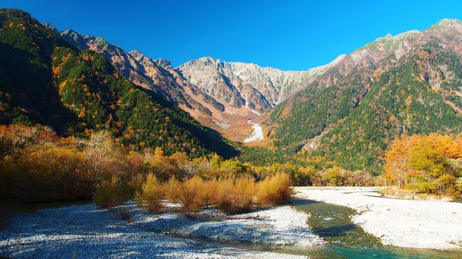 10月の紅葉ベストシーズンに上高地を歩きたいという義母の願いを叶えるため、夫と3人で早朝に名古屋を出発していざ上高地へ。<br />ちょうどタイミングの良い時期だったらしく、高速の車窓からみえる景色は素晴らしいものの連続！色鮮やかに輝く紅葉を楽しみながら到着した上高地は本当に良い天気で日向だと汗ばむほどの陽気だった。<br />マイカー規制があるので、平湯で低公害バスに乗り換えて30分ほどバスに揺られて河童橋で下車し、上高地散策がスタート。