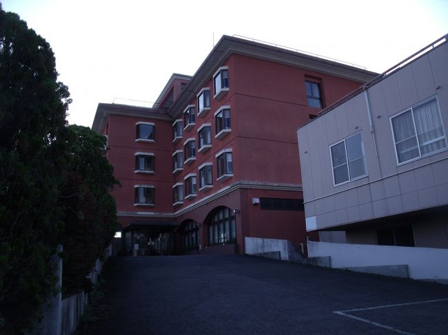 隣県・栃木県の阿珂川温泉『ホテル　アライ』<br />http://www.hotel-arai.com/onsen.html<br />クーポン利用で<br />１泊素泊まり・１人2.430円　二泊の連泊でした<br />ビジネスホテルの造りですが<br />フロントは２階<br />１階に天然温泉掛け流しの大浴場が付いています<br />客室は３階から上に<br />隣接している『皆幸の湯』日帰り温泉施設に自由に入れます<br />大浴場と大きな露天風呂・食事処があります。<br />コンビニも近くにあり<br />ゆっくりとできました。