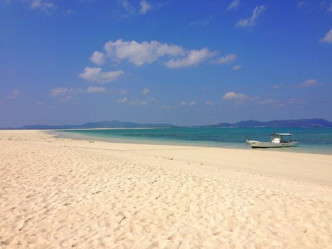 ８月下旬。石垣島の景色が忘れられなかった私。最近、逃避行しまくりだけど・・・・<br />とある日、いつも送られてくるメールDMの中に「久米島３日間34,500円」の文字がヽ(^o^)丿<br /><br />なに？？？34,800円で久米島に行けるの～～？「はての浜」行きたかったんだようね。ダーリンに10月3連休取れる？ってきいたけど、無理・・・・<br /><br />では、幼馴染のY子に連絡。「ねえ、また沖縄行かない？？」Y子即答「行く！」ということで、今年Y子と2度目の「沖縄旅♪」<br /><br />会社帰りの最終便で那覇に入って1泊前泊、ホテルもビーチがキレイな「イーフビーチホテル」に変更。ちょっと料金UPだけど、43,000円にて、行ってきました。「久米島・イーフビーチと、はての浜♪」