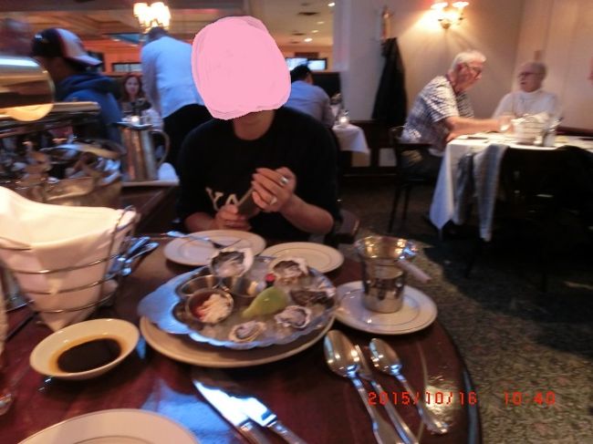 　バンクーバー到着日の夕食は予め日本で予約した Joe Fortes で Oyster と Lobster、翌日金曜日は、Caplino, Grouse Mountain, Granville Island, Yaletown を見て回りました。<br />　Joe Fortesでは先ずOysterを。お勧めの５種類を食してから、美味しかった２種を続けて頼みました。大き目のが美味しかった。