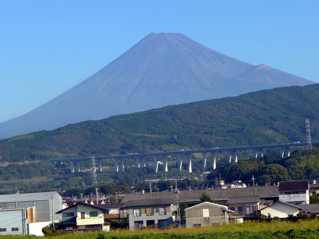 10月に入って、気持ち好く澄んだ秋の空が広がるようになりました。<br /><br />この日は朝から気持ちよく晴れたので、カメラを持って自宅を出て、朝の散歩の三島の街と、富士山の写真を撮りました。<br />