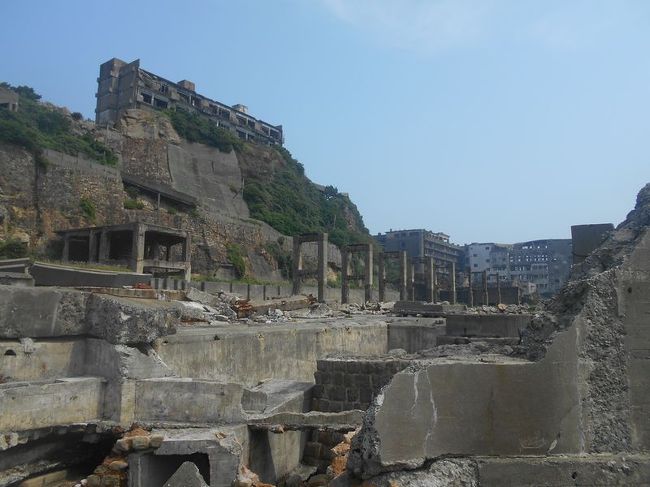 弾丸海外の旅とか、マニアックな国内の旅を好む私ですが、<br />たまには「ベタ」(関西芸人がいうところの定番中の定番の意)<br />な観光地を訪れることがあります。<br />今回は、長崎県の「軍艦島(端島)」をご紹介します。<br />九州の仕事のついでに訪れました。<br /><br />★「ベタ」な観光地シリーズ<br /><br />ニセコ(北海道)<br />http://4travel.jp/travelogue/10557930<br />美瑛&青い池(北海道)<br />https://4travel.jp/travelogue/10417987<br />幸福駅&ばんえい競馬(北海道)<br />http://4travel.jp/travelogue/10417731<br />高山稲荷神社&鶴の舞橋(青森)<br />https://4travel.jp/travelogue/11404300<br />下北半島(青森)<br />http://4travel.jp/traveler/satorumo/album/10437472/<br />岩木山&こみせ(青森)<br />http://4travel.jp/travelogue/10557256<br />田んぼアート(青森)<br />http://4travel.jp/travelogue/10993533<br />弘前&十二湖(青森)<br />http://4travel.jp/traveler/satorumo/album/10490992/<br />平泉&伊豆沼・内沼の白鳥&松島(岩手&宮城)<br />https://4travel.jp/travelogue/11499615<br />多賀城(宮城)<br />http://4travel.jp/traveler/satorumo/album/10688179/<br />仙台光のページェント(宮城)<br />http://4travel.jp/travelogue/11207650<br />宮城蔵王キツネ村(宮城)<br />https://4travel.jp/travelogue/11345894<br />秋田竿灯まつり(秋田)<br />http://4travel.jp/travelogue/10941648<br />山寺(山形)<br />http://4travel.jp/traveler/satorumo/album/10785796<br />蔵王&天元台(山形)<br />http://4travel.jp/travelogue/10571930<br />蔵王樹氷(山形)<br />http://4travel.jp/traveler/satorumo/album/10450750/<br />天童の人間将棋(山形)<br />http://4travel.jp/traveler/satorumo/album/10768677<br />海鮮食べ放題バスツアー (山形)<br />http://4travel.jp/travelogue/11048424<br />月山&山形花笠まつり&仙台七夕(山形・宮城)<br />http://4travel.jp/traveler/satorumo/album/10557069/<br />カシマサッカースタジアム&真壁(茨城)<br />http://4travel.jp/travelogue/10556710<br />日光東照宮(栃木)<br />http://4travel.jp/traveler/satorumo/album/10428289/<br />奥日光(栃木)<br />http://4travel.jp/traveler/satorumo/album/10420786/<br />浅間山・伊香保・赤城(群馬)<br />http://4travel.jp/traveler/satorumo/album/10422735/<br />迎賓館&参議院(東京)<br />https://4travel.jp/travelogue/11351073<br />日本橋(東京)<br />http://4travel.jp/traveler/satorumo/album/10441213/<br />羽田空港国際線ターミナル(東京)<br />http://4travel.jp/traveler/satorumo/album/10539371/<br />皇居乾通り 一般公開 (東京)<br />http://4travel.jp/travelogue/11024669<br />汐留&築地市場&浅草サンバカーニバル&お台場(東京)<br />http://4travel.jp/travelogue/11176644<br />御徒町&根津・千駄木下町まつり(東京)<br />http://4travel.jp/travelogue/11193818<br />横浜中華街(神奈川)<br />http://4travel.jp/travelogue/11017433<br />JR鶴見線&沖縄・ブラジルタウン(神奈川)<br />http://4travel.jp/travelogue/11174874<br />甲府&勝沼(山梨)<br />http://4travel.jp/travelogue/10448050<br />新倉山浅間公園(山梨)<br />https://4travel.jp/travelogue/11402660<br />御柱祭(長野)<br />http://4travel.jp/travelogue/11137940<br />白馬&志賀高原(長野)<br />http://4travel.jp/travelogue/10472912<br />大井川の吊橋 “青部の吊橋&塩郷の吊橋&両国吊橋”(静岡)<br />http://4travel.jp/travelogue/11018704<br />熱海(静岡)<br />http://4travel.jp/traveler/satorumo/album/10448691/<br />樽見鉄道、養老鉄道で谷汲山華厳寺(岐阜)<br />https://4travel.jp/travelogue/11518114<br />比叡山延暦寺(滋賀)<br />http://4travel.jp/traveler/satorumo/album/10520650/<br />北野天満宮(京都)<br />http://4travel.jp/travelogue/10647630<br />祇園(京都)<br />http://4travel.jp/traveler/satorumo/album/10425367/<br />南禅寺&永観堂(京都)<br />https://4travel.jp/travelogue/11347150<br />太陽の塔(大阪)<br />https://4travel.jp/travelogue/11401104<br />西村屋ホテル招月庭に泊まる城崎温泉(兵庫)<br />https://4travel.jp/travelogue/11476360<br />余部鉄橋&城崎温泉(兵庫)<br />http://4travel.jp/travelogue/10996105<br />余部鉄橋(兵庫)<br />http://4travel.jp/traveler/satorumo/album/10449422/<br />室生寺&今井町&飛鳥(奈良)<br />https://4travel.jp/travelogue/11533691<br />東大寺&奈良公園(奈良)<br />http://4travel.jp/traveler/satorumo/album/10531427/<br />原爆ドーム(広島)<br />http://4travel.jp/traveler/satorumo/album/10450820/<br />元乃隅稲荷神社&角島大橋(山口)<br />https://4travel.jp/travelogue/11301055<br />阿波踊り(徳島)<br />http://4travel.jp/travelogue/10588585<br />https://4travel.jp/travelogue/11423710<br />寛永通宝の琴弾公園(香川)<br />http://4travel.jp/traveler/satorumo/album/10450806/<br />瀬戸内しまなみ海道サイクリング&内子&米博物館(愛媛)<br />http://4travel.jp/travelogue/10559650<br />門司港(福岡)<br />http://4travel.jp/traveler/satorumo/album/10422286/<br />三井三池炭鉱 宮原坑&専用鉄道敷跡 (福岡)<br />http://4travel.jp/travelogue/11131058<br />軍艦島 (長崎)<br />http://4travel.jp/travelogue/11067774<br />沖縄本島(沖縄)<br />http://4travel.jp/traveler/satorumo/album/10475825/<br />慶良間諸島 “座間味島”(沖縄)<br />http://4travel.jp/travelogue/11012275<br />石垣島(沖縄)<br />https://4travel.jp/travelogue/11531414<br />竹富島&小浜島(沖縄)<br />https://4travel.jp/travelogue/11531939