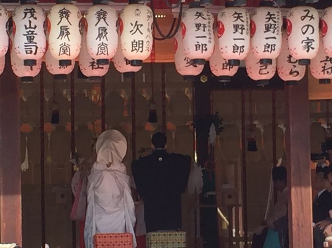 秋の休日、立ち寄ったお寺と神社で結婚式が執り行なわれていました。<br />お寺の結婚式はレアですね。<br />