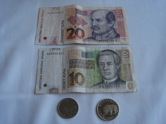 クロアチア通貨はクーナ。<br />他２国はユーロでした。<br /><br />成田空港で４万円分をユーロに両替し、不足分はカードで。。<br /><br /><br />