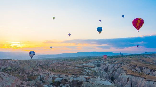 最初に言います、俺は「あざとい」人間です笑<br /><br />なぜ、2012年のヨーロッパ旅行が3年半たってもいまだに未完。<br />しかも、2012年アンコールワット、2013年黒部ダム、2014年シンガポール・スリランカも予告しておきながら未完成なのに、<br />”先週”行ったトルコ旅行記を、それもなぜか”3日目”から旅行記を作成するのか…それは…<br /><br />「今日(2015年10月14日)21時より、TBS系列『世界ふしぎ発見』がトルコ・カッパドキアの地下迷宮を特集するから!!!」<br /><br />・・・・・・・<br /><br />しかも、今の情勢でトルコ旅行する日本人は激減。(旅行中ずっと感じていた「なぜ今トルコ…感」)<br /><br />ってことで4travelでも旅行記は少な目。<br /><br />そんな中、まさか先週その地下迷宮に行ったのならアップするしかないでしょ!<br />そして、アクセス数、そして「いいね」の数もがっぽが(ry<br /><br /><br />ていう理由でいきなり先週の旅行記をごぼう抜きしてアップします。<br /><br />いつの日か、それまでに体験した素晴らしい旅行の数々もアップできたらなぁって思ってます。<br /><br />そして、今回トルコに行ったこと、今のトルコについてを、<br />できるだけ新鮮なうちに全編アップして僕が伝えられることがあればなと思ってます。<br /><br />追伸:<br />落ち着いたら旅行記の概要も変えます。<br />僕が海外旅行や世界遺産に興味を持ち始めた頃からずっと興味があったカッパドキア。<br />結構熱い思いがあるのです。こんなあざとさとは別に笑。<br /><br />後半は一般的な気球ツアー概要となっています、かしこ<br /><br /><br />※トルコ全旅程(2015年10月)<br />10日 成田→イスタンブール経由→イズミール空港→クシャダス泊<br />11日 クシャダス泊(エフェソス遺跡、レディスビーチ)<br />12日 クシャダス→セルチュク→パムッカレ・ヒエラポリス→バス泊<br />★13日 ギョレメ着・泊<br />★14日 気球ツアー→パムッカレ空港→イスタンブール泊<br />15日 イスタンブール散策→夜1:00にイスタンブール発<br />16日 18:00成田着