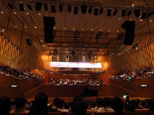 所用で上海に行ってきました。<br /><br />4日目の夜。<br />芸術の秋ってことで（？）、<br />ロシア人音楽家ミハイル・プレトニョフの<br />ピアノリサイタル上海公演に行ってきました。<br /><br /><br />★★　秋の上海滞在記　10/12〜10/16　★★<br />秋の上海01★香港★新しくできたスカイチームラウンジ　と　ビジネスクラスにアップグレード<br />http://4travel.jp/travelogue/11067827<br />秋の上海02★上海到着<br />http://4travel.jp/travelogue/11067840<br />秋の上海03★上海蟹シーズン到来！蟹宴　＠　成隆行蟹王府<br />http://4travel.jp/travelogue/11067852<br />秋の上海04★楽器よりも美女に目が…？中国（上海）国際楽器展覧会<br />http://4travel.jp/travelogue/11067998<br />秋の上海05★ちょっとだけ外灘さんぽ<br />http://4travel.jp/travelogue/11068082<br />秋の上海06★嘉定匯龍潭と嘉定孔廟（科挙博物館）<br />http://4travel.jp/travelogue/11068103<br />秋の上海07★夕暮れ時の浦東さんぽ<br />http://4travel.jp/travelogue/11068115<br />秋の上海08★芸術の秋　ミハイル・プレトニョフ　ピアノリサイタル　＠　上海東方芸術中心<br />http://4travel.jp/travelogue/11068292<br />秋の上海9★夜は外灘で　〜外灘5号　M on the bund〜<br />http://4travel.jp/travelogue/11068342<br />秋の上海10★改装中の浦東空港　滞在終えて上海から香港へ<br />http://4travel.jp/travelogue/11068348<br />秋の上海11★香港★次のフライトにチェックイン？<br />http://4travel.jp/travelogue/11068352
