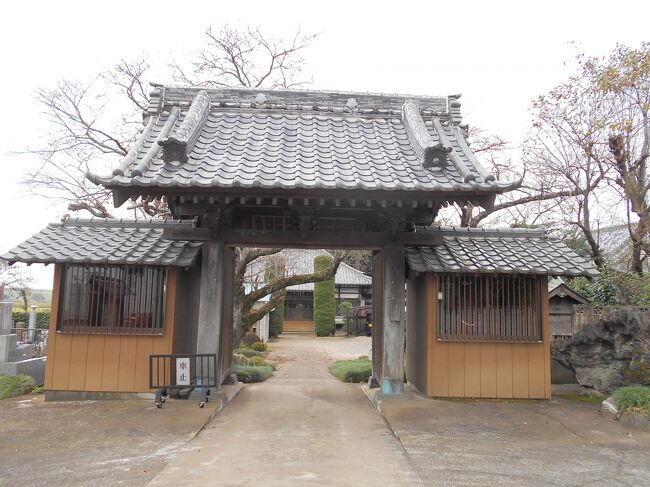 清龍山・昌福寺（しょうふくじ、千葉県野田市関宿台町）は天長５年（８２９）、茨城県猿島郡水海村に創建された古刹ですが古河に拠点を定めた公方足利成氏を支えるため国人領主簗田氏の移転に従って当地に移築されたものです。<br /><br />沿革説明板によれば当寺の住職は「下河邉」姓である事から、平安時代から鎌倉時代初期にかけて下総国葛飾郡下河辺荘と呼ばれていた界隈を開発した地域豪族である下河辺氏の子孫と考えられているそうです。<br /><br />下河辺氏と言えば下野国の有力武士小山氏を遠祖とし、伊豆国蛭ヶ島配流の源頼朝が挙兵以来の御家人である下河辺行平（しもこうべ・ゆきひら、生誕死没不詳）は武芸に優れ特に弓の名人であったことから頼朝より嫡男頼家の弓の師匠に任命されるほどの信頼を得て、一時は源氏一門に準ずる待遇を受けこれを背景に有力御家人として幕府の位置をしめることになります。<br /><br />然しながら頼朝没後はその後ろ盾を失い次第に存在感を失っていくなかで、行平の子孫たちは持ち前の弓馬に優れている武士ということで流鏑馬などの行事ではかろうじて面目を保つのが精いっぱいであり、やがて執権北条氏の勢力伸長により自らの所領を奪われやがて北条氏に組み込まれていくことになります。<br /><br /><br />境内に掲示されている当該寺院の沿革には次の記載があります。<br /><br />「昌福寺　（真言宗・豊山派）<br /><br />正式には清龍山薬王院昌福寺と称し、その創建は天長五年（８２９）と伝えられています。<br /><br />創建当時は、茨城県猿島郡水海村（現古河市）にありましたが、長禄元年（１４５７）頃に簗田氏が関宿城に入城した時、関宿に移築されたと言われています。<br /><br />中世の動乱の時期を過ぎて、江戸時代に入ると、寺領として十五石・末寺十七ケ寺を有する名刹として繁栄し、また明治に入ると本堂などが旧関宿町の町役場として利用されておりました。惜しむらくは、明治２６年に火災にあったため、創建当時の姿とはちがっており、また寺宝等の多くのものが焼失してしまいましたが、現在もなお名宝を遺しています。<br /><br />弘法大師が巡礼の折り使用したと伝えられる「松虫の鈴」（鎌倉時代）や「八十八ケ所大師札所絵図」（江戸時代）・「銀泥観音経」（江戸時代）などがあります。<br /><br />境内にある不動堂は、もともと江戸町の不動院にあったものですが、不動院が廃寺になったことで（昭和３０年に）昌福寺に移されたものです。不動堂の製作年代はよく分かっておりません。お堂の周囲の彫刻は素晴らしいもので、他にはあまり類を見ません。関宿城主の祈祷所として使用されたと伝えられています。<br /><br />尚、昌福寺の住職の名は下河邉であり、下河邉の荘の司・下河邉行平の流れをくむ子孫と考えられています。<br /><br />　　　　　　　　　　　　　　　　　　野田市教育委員会」<br /><br /><br />２０２３年１月１９日追記<br /><br />当該寺のホームページには下記の通り紹介されています。<br /><br />『　昌福寺のご案内<br /><br />昌福寺は、清龍山薬王院昌福寺と称し、真言宗豊山派に属するお寺で、本尊は大日如来です。<br /><br />寺伝によれば、天長５年（８２８）僧空海が水海村（現・総和町）に創建し、長禄年間（１４５７～１４５９）に関宿城主簗田持助によって現在地にうつされたと伝えられています。<br /><br />元、境内地は１,０１６坪、御朱印１５石末寺で１７ケ寺を有する大寺院でした。<br /><br />明治時代には、台町小学校として、また関宿町役場（当初江戸町・不動院）として使われていましたが、明治２６年７月の火災により大伽藍も灰じんに帰してしまいました。<br /><br />その後、無住の時代が長く続きましたが、昭和３４年に江戸町の不動院との合併により不動堂、石造物なども移築され現況のようになりました。<br /><br />現在は檀家寺として、真言宗の教えを伝え、仏様のご供養、地域のみなさまのご祈祷・ご祈願の場所として親しまれております。　』