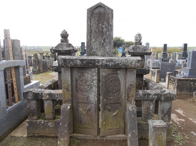 宗英寺(そうえいじ、千葉県野田市関宿台町)は天正18年(1590)小田原北条氏没落後江戸に入城した徳川家康により2万石をもって関宿藩主に封じられた異父弟松平康元(まつだいら・やすもと、1552~1603)が慶長元年(1596)に創建した漕洞宗の寺院です。山門入って左手に立っている宗英寺と題する説明板には次のような記載があります。「宗英寺当山は観照山花林院宗英寺と称し慶長元年(1596)創建の禅宗のお寺です。山門の柱の葉彫は貴重なもので、創建当時のままです。境内は、足利晴氏の墓・船橋随庵の墓・松平康元の墓や御位牌等も残されています。足利晴氏(中世古河公方)永正5年(1508)宇都宮で生まれ、元服の時12代将軍の「晴」を賜り晴氏と名のります。戦国時代末期の公方であったがために、家督争いや関東制覇をもくろむ北条氏との戦いに明け暮れる毎日でしたが、直接の家臣団を多く持っていないため、戦に敗れることが多く、天文14年(1545)家督を子の義氏に譲りその後関宿に隠居し、永禄3年(1560)5月27日享年52才で死去します。舟橋随庵(関宿藩士・経済・土木学者)寛政7年(1795)関宿に生まれる。本名は船橋穀信と称し、隠居後随庵と名のります。壮年の時より藩の用人となり、嘉永元年(1848)中老となります。同年今でも随庵堀と呼ばれる堀(水路)の大治水工事(関宿?野田間)を始め、数年の歳月をかけて完成させます。この治水工事により水害がほとんどなくなり作物の収穫も飛躍的に上がったそうです。明治5年4月15日享年78才で死去します。松平康元(初代関宿藩主)天文21年(1552)尾張国で久松勝俊の長男として生まれる。康元の母はお大の方(伝通院)徳川家康の母でもあり、家康・康元は異父兄弟ということになります。若い頃は兄家康とともに戦いに明け暮れる毎日でしたが、天正18年(1590)徳川家の江戸入城の時2万石にて関宿城を賜り13年間城主を務め慶長8年(1603)享年52才で死去します。 野田市教育委員会」